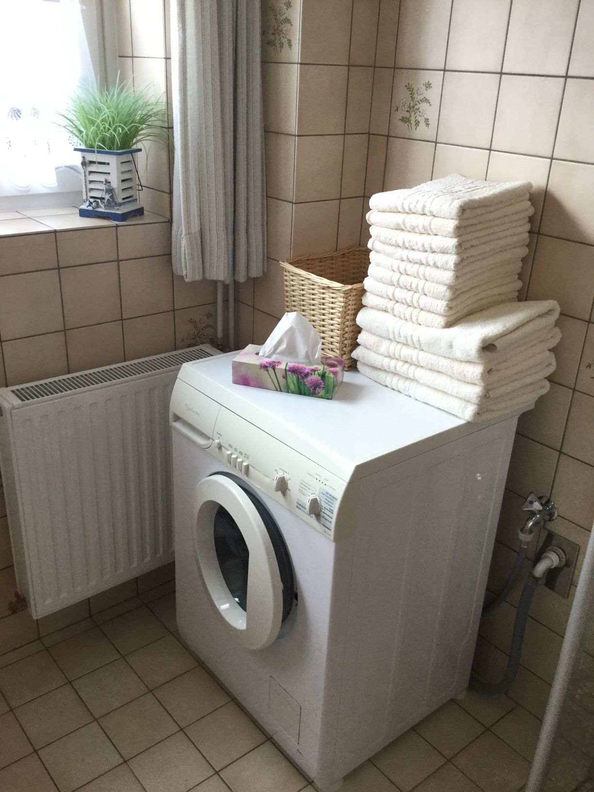 Bad_Waschbecken_Tuer.jpg