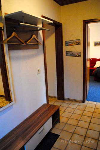 Flur_vorne_Garderobe.jpg