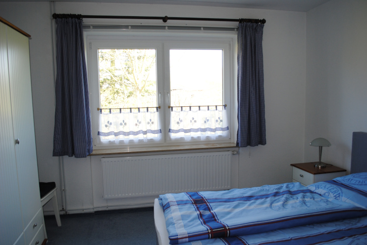 Schlafzimmer_I_Bett_Fenster.jpg