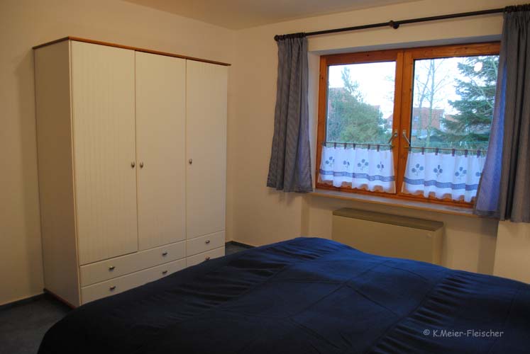 Schlafzimmer_I_Schrank_Fenster.jpg