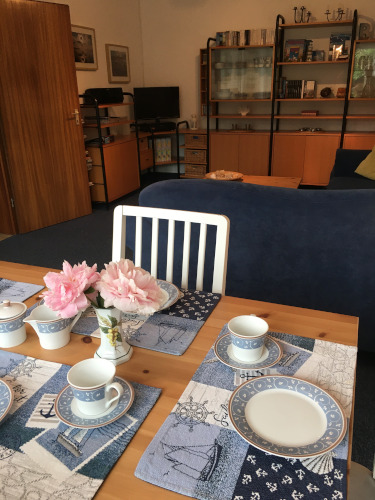 Wohnzimmer_gedeckter_Tisch_2_w500_neu.jpg